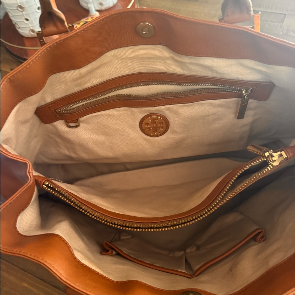 Tory Burch Cognac Leather Tote with Gold Logo - Picture 4 of 12